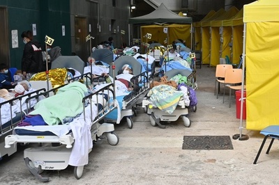 病院の外にもベッド 医療逼迫の香港