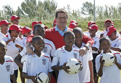 カペッロ監督 レソトで子供たちの練習を視察