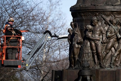 南部連合記念碑の撤去進む 米アーリントン国立墓地