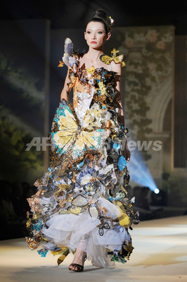 桂由美2010年グランドコレクション、鯛1800匹分の「うろこドレス」 桂由美2010年グランドコレクション、鯛1800匹分の「うろこドレス」