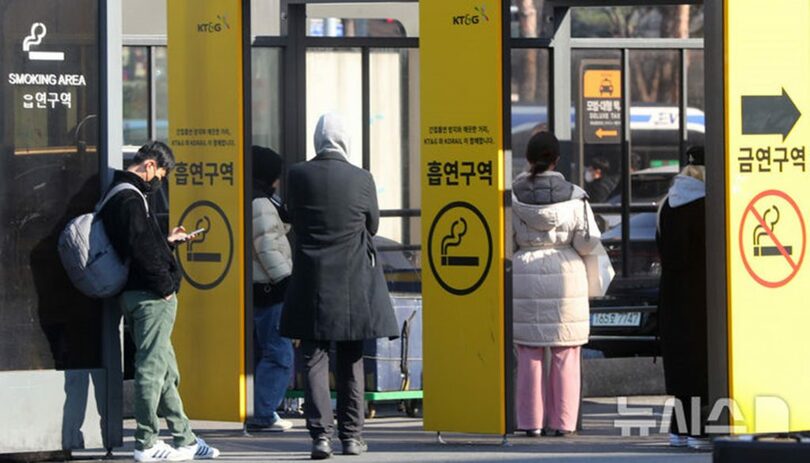 ソウル駅広場の喫煙区域でたばこを吸う市民ら(c)NEWSIS