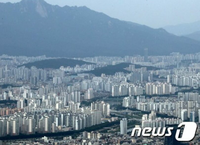 ロッテワールドタワー展望台ソウルスカイから眺めた江北地域のマンション団地(c)news1