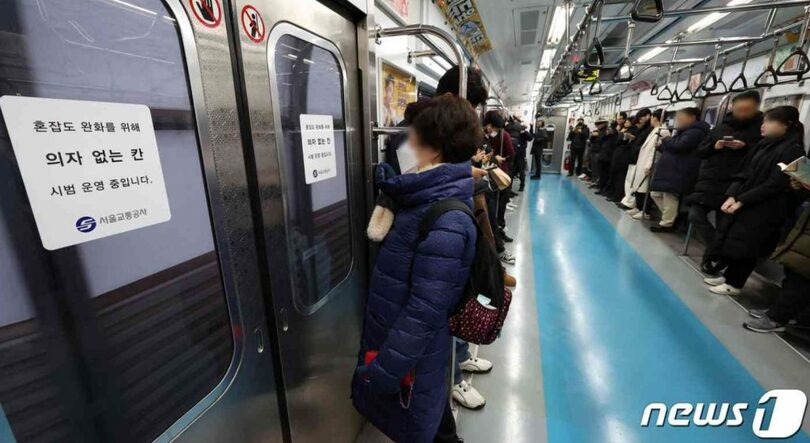 10日午前、ソウル地下鉄4号線の座席のない車両で市民たちが立って出勤している(c)news1