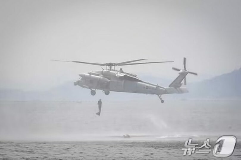 2024年5月22日、合同爆発物処理セミナー・訓練で、UH-60ヘリから降下する海軍特殊戦戦団（UDT）の爆発物処理要員＝韓国海軍提供(c)news1