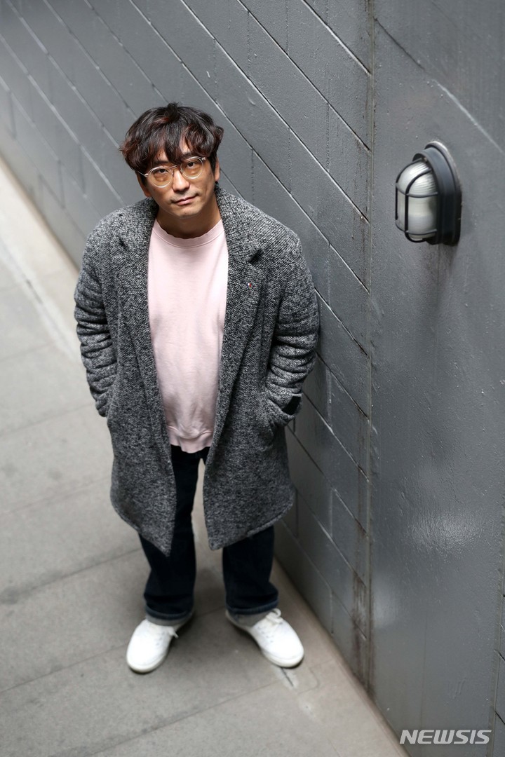 3月17日、インタビューを終えて写真撮影に臨むキム・テヒョン(c)NEWSIS