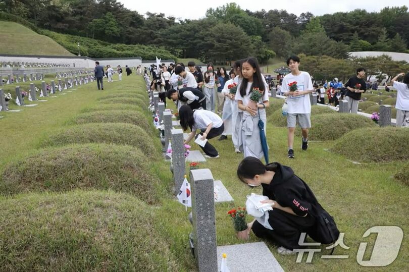 光州・全南地域の学生518人が民主墓地にカーネーションを献花した(c)news1