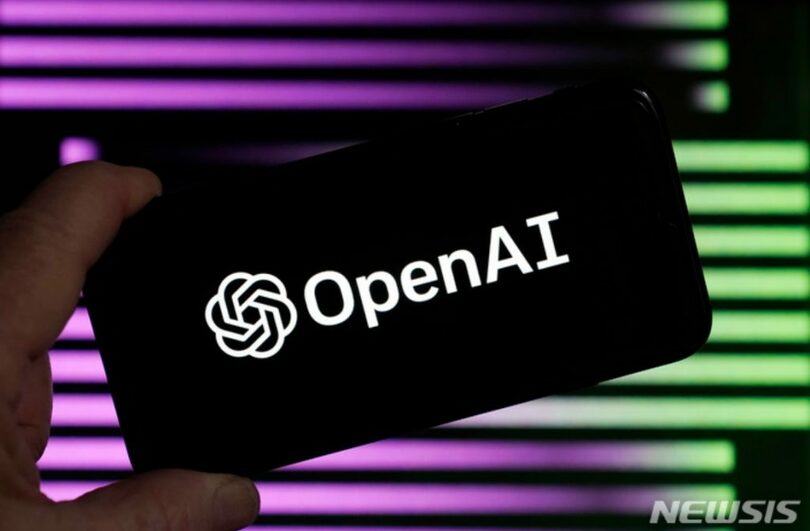 米ニューヨークである携帯電話画面にチャットGPT開発企業「オープンAI」のロゴが表示されている(c)AP/NEWSIS
