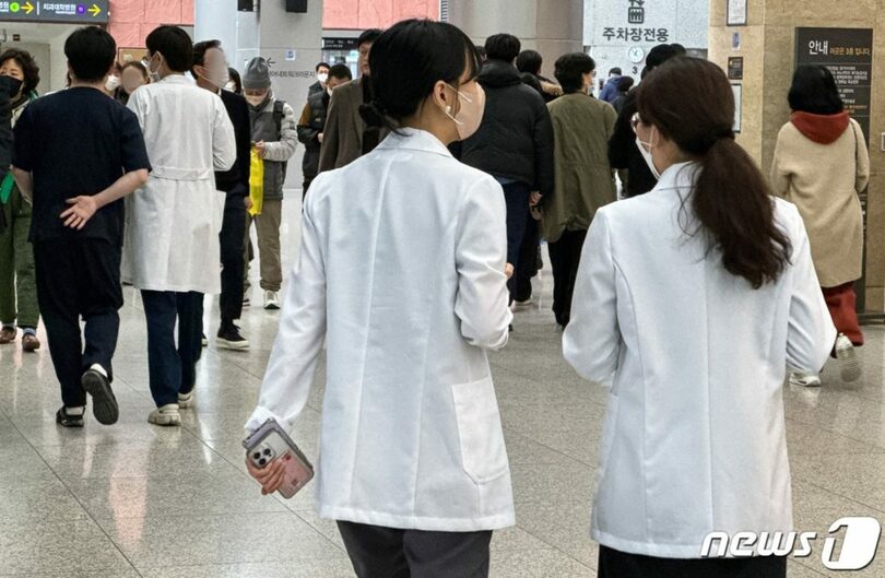 ソウル市内のある大型総合病院で医療スタッフが移動している(c)news1