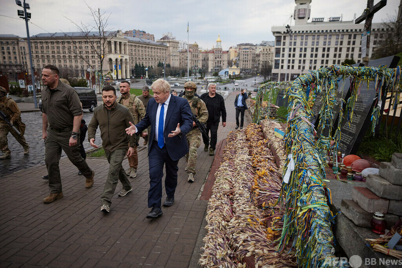 ジョンソン英首相、キーウ中心部視察 ゼレンスキー大統領案内