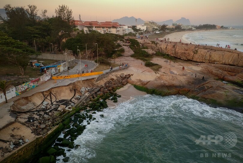 波の浸食で海岸遊歩道が崩壊、売店巻き込まれる リオ