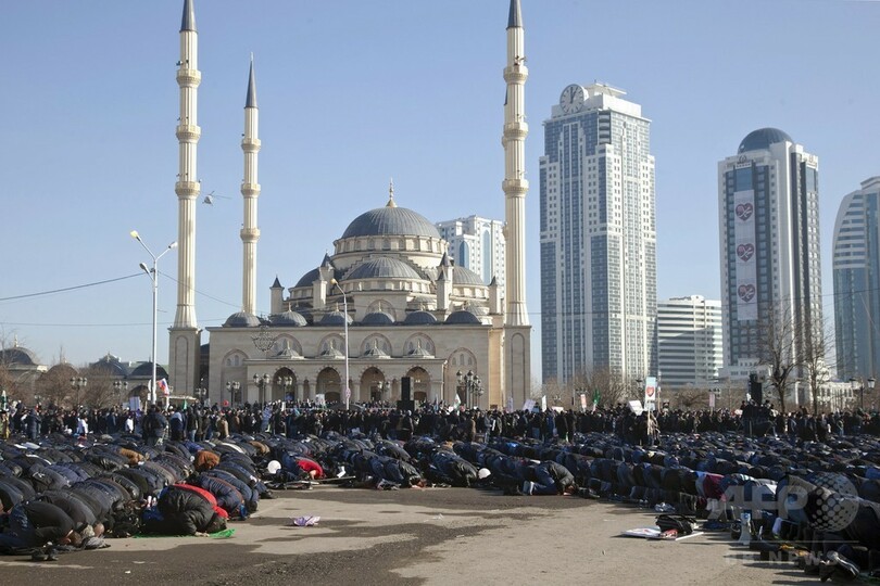 各国で仏風刺紙への抗議続く、チェチェン集会に80万人
