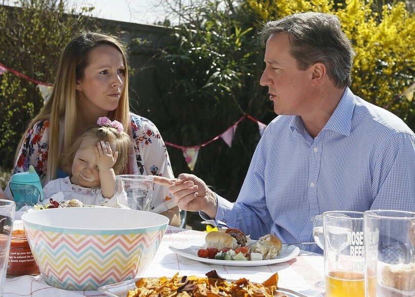 ナイフとフォークでホットドッグ、英首相が冗談の種に