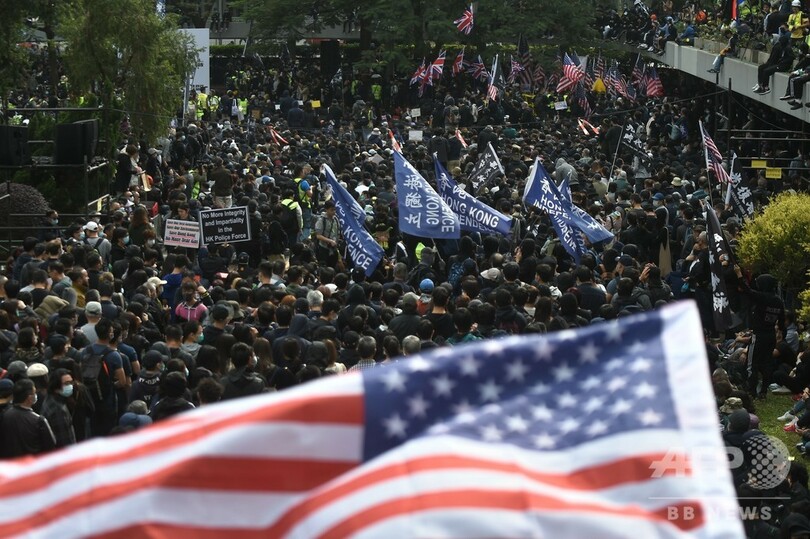 警官2人が民主派デモ隊に傘や棒で殴打され負傷、香港