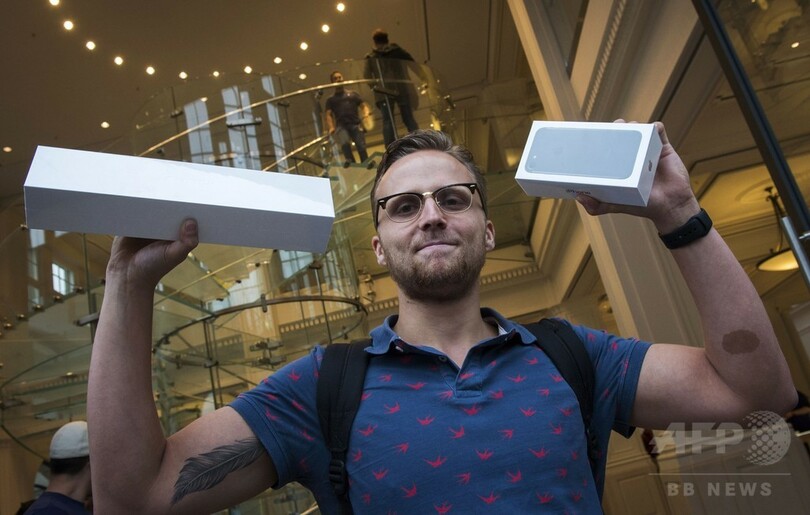 iPhone 7、世界各地で販売開始 人気モデルは早くも品薄