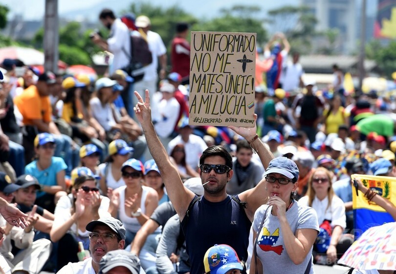 大統領の退陣求め20万人以上が大規模デモ、ベネズエラ