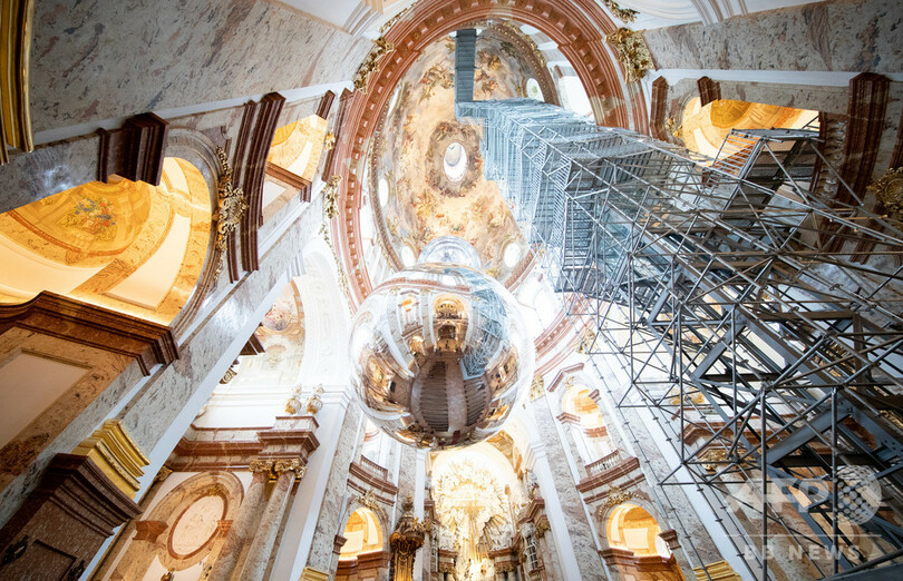 教会に浮かぶ巨大な球体、オーストリア・ウィーンで展示