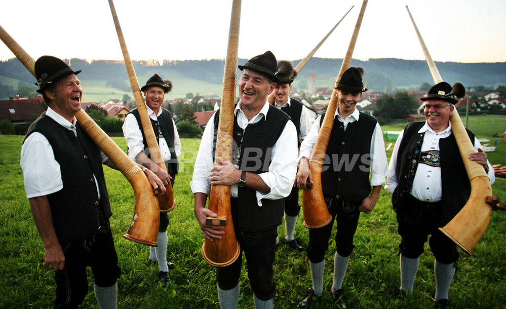 ドイツで250人のアルペンホルンの演奏 写真11枚 国際ニュース：AFPBB News