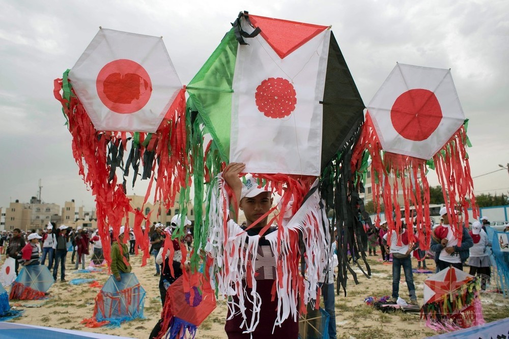 東日本大震災から5年、ガザの子どもたちが追悼のたこ揚げ 写真8枚 国際