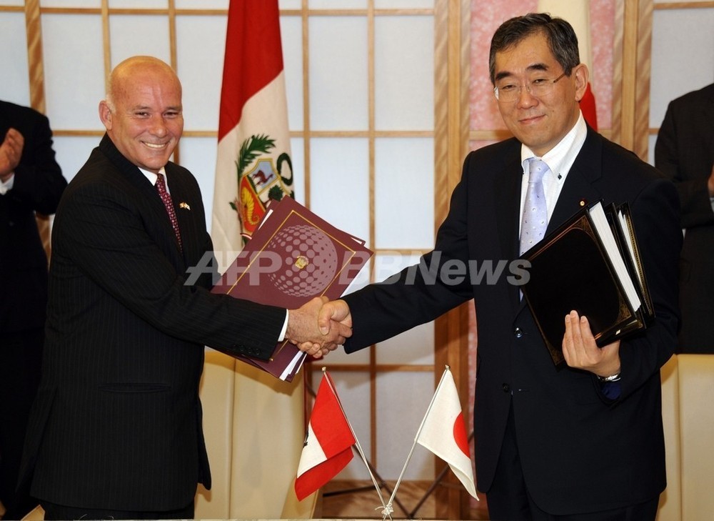 日本とペルー、経済連携協定に署名 写真2枚 国際ニュース:AFPBB News