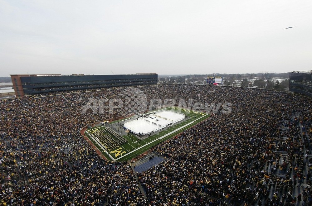 アイスホッケーの試合に11万3411人、世界記録更新 米国 写真4枚 国際ニュース：AFPBB News