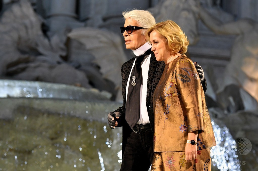 「フェンディ」90周年、トレビの泉でファッションショー開催