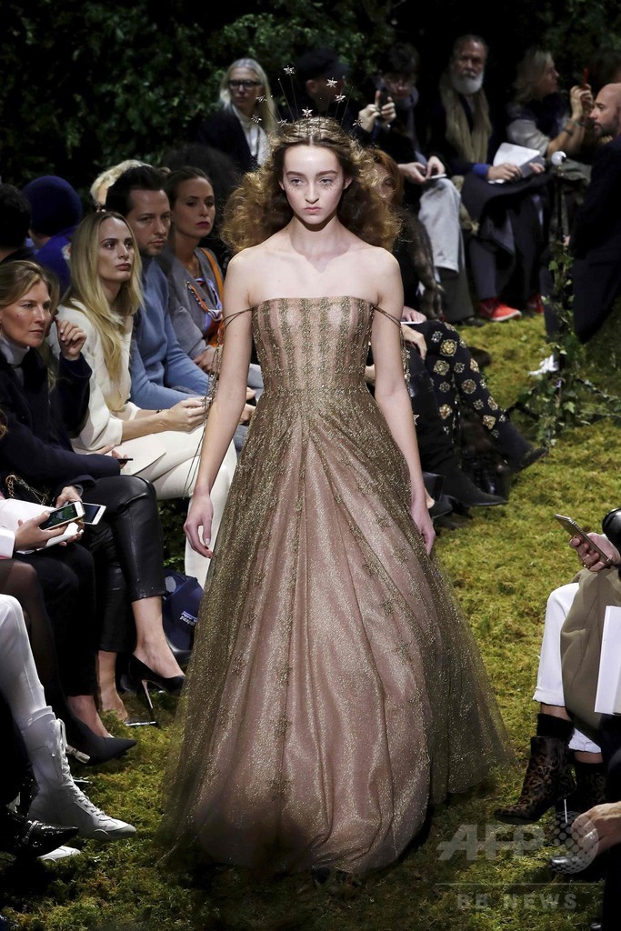 キウリによる初の「ディオール」オートクチュール、ファッション界から称賛