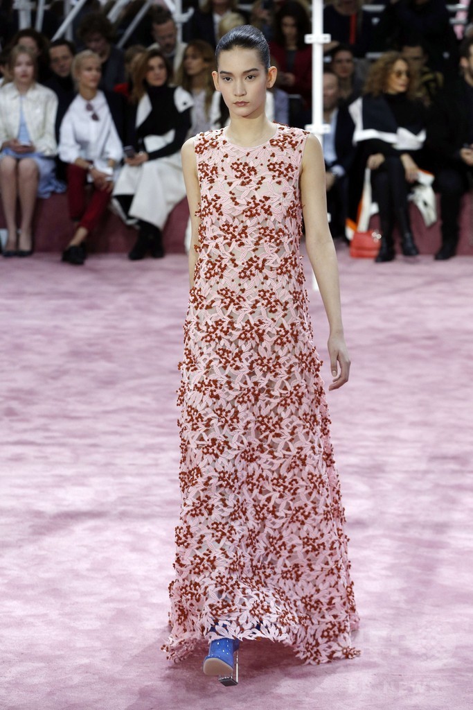 50～70年代の要素を取り入れた新たな女性像を提案、「ディオール」15年春夏オートクチュール