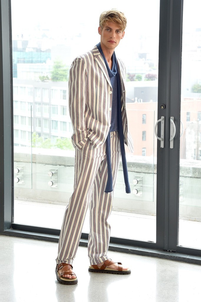 バカンスで楽しむ洗練された着こなし、「マイケル・コース」16年春夏メンズ