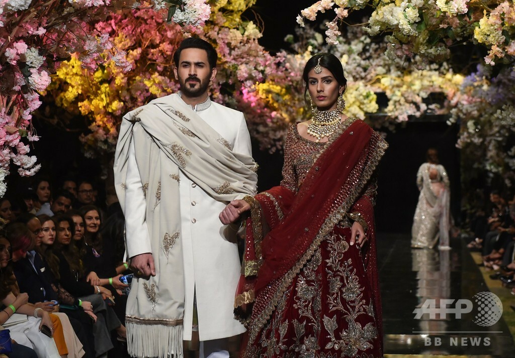 パキスタンでファッションウィーク、地元デザイナーらが新作