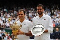 テニス、ウィンブルドン選手権、男子シングルス決勝。トロフィーを手にポーズをとるロジャー・フェデラー（左）とマリン・チリッチ（2017年7月16日撮影）。(c)AFP/Glyn KIRK