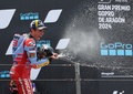 ロードレース世界選手権、第12戦アラゴンGP、MotoGPクラス決勝。優勝を飾り、表彰式でシャンパンを振って喜ぶグレシーニのマルク・マルケス（2024年9月1日撮影）。(c)Pierre-Philippe MARCOU / AFP