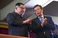 北朝鮮の首都平壌で、韓国芸術団の公演を観覧し拍手を送る金正恩朝鮮労働党委員長（左）と、韓国の都鍾煥文化体育観光相（2018年4月1日撮影）。(c)AFP PHOTO / KOREA POOL