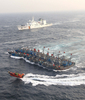 韓国沖の黄海（Yellow Sea）で21日、違法操業中に韓国海洋警察庁による取り締まりを受けた中国漁船12隻が、船体を互いにロープで縛ってひとかたまりの大船団を作り上げ、逃走を図った。黄海の韓国の排他的経済水域（EEZ）では中国漁船による密漁が常態化しており、海洋警察庁によると過去1年に332隻を拿捕したという（2010年12月21日撮影）。(c)AFP/PARK YOUNG-CHUL