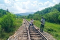 タイ南部ナコンシータマラート県のロンピブン～カオチュムトーン間で、暑さのためにゆがんだ線路のレールを補修する作業員。タイ国鉄提供（2024年4月30日撮影）。(c)AFP PHOTO / STATE RAILWAYS OF THAILAND