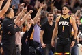 22-23NBAプレーオフ、ウエスタンカンファレンス1回戦、フェニックス・サンズ対ロサンゼルス・クリッパーズ。3ポイントシュートを決めたフェニックス・サンズのデビン・ブッカー（2023年4月18日撮影）。(c)Petersen/Getty Images/AFP
