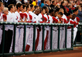 09MLB、ロサンゼルス・エンゼルス・オブ・アナハイム（%%Los Angeles Angels of Anaheim%%）対ボストン・レッドソックス（%%Boston Red Sox%%）。試合はエンゼルスが6-3で勝利を収めた。写真は9日に交通事故で亡くなったチームメイトのニック・エイデンハート（%%Nick Adenhart%%）に黙祷を捧げるエンゼルスの選手。（2009年4月10日撮影）(c)AFP/Getty Images/Kevork Djansezian