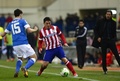 サッカースペイン国王杯（Copa del Rey 2013-14）準々決勝第1戦、アトレティコ・マドリード（Atletico Madrid）対アスレティック・ビルバオ（Athletic Bilbao）。ボールを競るアスレティック・ビルバオのアンドニ・イラオラ（Andoni Iraola、左）とアトレティコ・マドリードのクリスチャン・ロドリゲス（Cristian Rodriguez）を見守る、アトレティコ・マドリードのディエゴ・シメオネ（Diego Simeone）監督、右（2014年1月23日撮影）。(c)AFP/JAVIER SORIANO