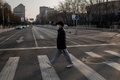 中国・北京で、マスクを着けて横断歩道を渡る人（2020年2月3日撮影）。(c)NICOLAS ASFOURI / AFP