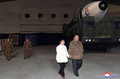 北朝鮮・平壌で行われた大陸間弾道ミサイル（ICBM）「火星17」の発射実験を視察する金正恩氏と娘。朝鮮中央通信（KCNA）提供（2022年11月18日撮影、同19日公開、資料写真）。(c)AFP PHOTO/KCNA VIA KNS
