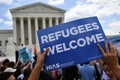 米首都ワシントンの連邦最高裁判所前で、トランプ政権の入国禁止令に抗議する人々（2018年6月26日撮影）。(c)AFP PHOTO / MANDEL NGAN