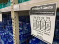 テキサス州ヒューストンのスーパーマーケットで、飲料水の購入規制を示す張り紙（2021年2月20日撮影）。(c)Francois PICARD / AFP