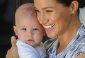 ヘンリー英王子の妻メーガン妃と長男アーチーちゃん（2019年9月28日撮影、資料写真）。(c)HENK KRUGER / POOL / AFP 