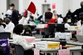 米ミシガン州デトロイトで行われる票集計の様子（2020年11月4日撮影）。(c)JEFF KOWALSKY / AFP