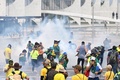 ブラジルの首都ブラジリアの大統領府の外で警官隊と衝突するジャイル・ボルソナロ前大統領支持者（2023年1月8日撮影）。(c)EVARISTO SA / AFP