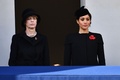 英ロンドンで開かれた第1次世界大戦終結100年記念式典に出席したドイツのフランクワルター・シュタインマイヤー大統領夫人（左）とヘンリー王子の妻のメーガン妃（2018年11月11日撮影）。(c)Ben STANSALL / AFP