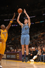 08-09NBA西カンファレンスプレーオフ1回戦、ロサンゼルス・レイカーズ（%%Los Angeles Lakers%%）対ユタ・ジャズ（%%Utah Jazz%%）第5戦。試合はレイカーズが107-96で勝利し、通算戦績を4勝1敗として同準決勝に進んだ。レイカーズは、コービー・ブライアント（%%Kobe Bryant%%）が両チーム最多の31得点を奪って勝利し、5戦目でジャズとのプレーオフ1回戦を制した。写真はレイカーズのラマー・オドム（%%Lamar Odom%%）の前でシュートを放つジャズのアンドレイ・キリレンコ（%%Andrei Kirilenko%%、右）。（2009年4月27日撮影）(c)AFP/Getty Images/NBAE/Noah Graham