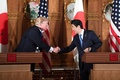 東京・元赤坂の迎賓館で、共同記者会見に臨む安倍晋三首相（右）とドナルド・トランプ米大統領（2017年11月6日撮影）。(c)AFP/JIM WATSON