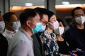 中国の方針を受けて香港中心部で記者会見を開く民主派の議員ら（2020年5月21日撮影）。(c)Anthony WALLACE / AFP