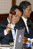 韓国ソウル（Seoul）の青瓦台（大統領官邸）で閣議を行う韓昇洙（ハン・スンス、Han Seung-Soo）首相（左、2008年6月10日撮影）。(c)AFP/SHIN WON-GUN