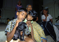 2007年9月12日、スリランカのコロンボ（Colombo）で、インドネシアのスマトラ島（Sumatra island）西岸沖で大規模な地震が起きた後、教会に避難した一家。(c)AFP/Lakruwan WANNIARACHCHI
